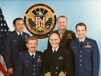 die STS 51-C Crew: v.l.n.r. Onizuka (USAF), Shriver (USAF), Mattingly (US Navy), Buchli (USMC), Payton (USAF)