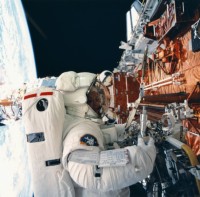 Kathryn Thornton bei ihrer zweiten EVA während der STS-61 Mission