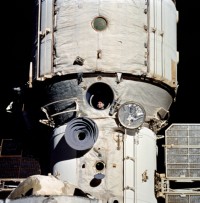 Kosmonaut Poljakow an Bord der Mir beobachtet die Manöver der „Discovery“