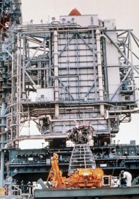 STS-6: Austausch eines SSME auf der Rampe