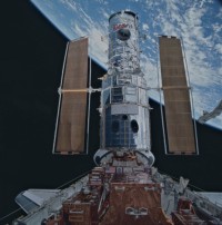 Hubble über der Nutzlastbucht der „Discovery“