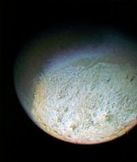 Neptun Mond Triton (Aufnahme durch Voyager 2)