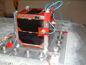 der UWE 2 CubeSat bei Vibrationstests