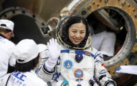 Wang Yaping nach ihrer Landung mit Shenzhou 10